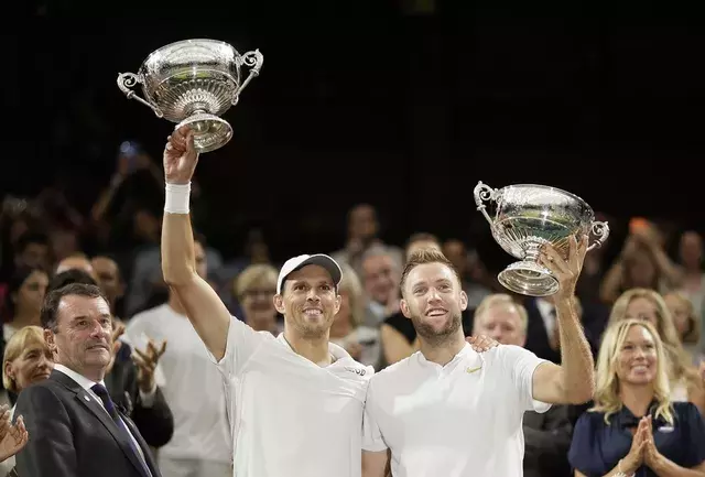 亚博体育-阿扎伦卡在德国队比赛中败北，战术调整引发热议！观众掌声雷动(阿扎伦卡和萨巴伦卡)