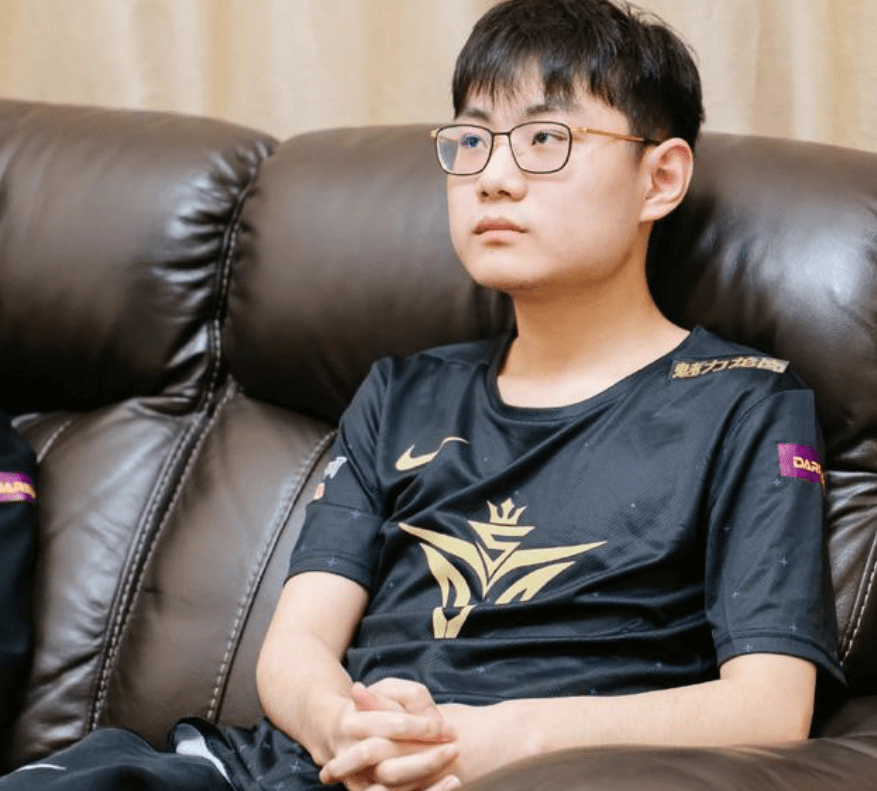 亚博体育-关于Rookie回归赛场，精彩发挥首场状态亮眼，拜仁观众沸腾！的信息